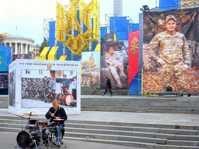 Um den Mikhailovski Dom in Kiew hängen teilweise sehr große Portraits der seit 2014 im Krieg getöteten Soldaten.