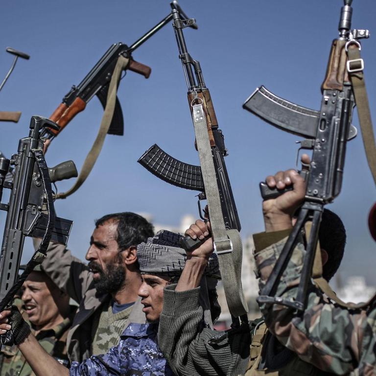 Das Foto zeigt Huthi-Rebellen, die ihre Waffen hochhalten.