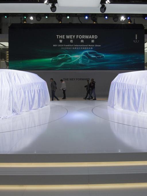 Verhüllte Autos stehen auf dem Präsentationsstand des chinesischen Unternehmens Great Wall Group auf der Internationalen Automobil-Ausstellung (IAA) 2019 in Frankfurt am Main