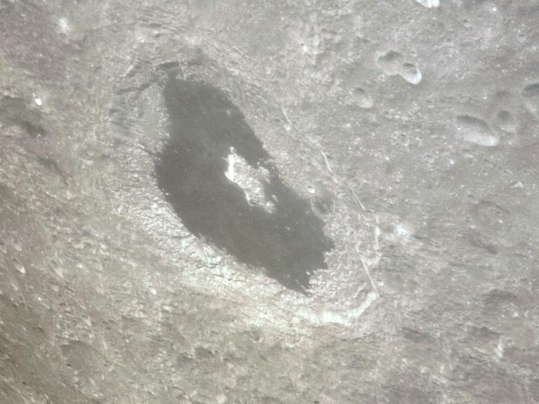 Der Krater Ziolkowski auf der Mondrückseite, aufgenommen von der Mannschaft von Apollo 13