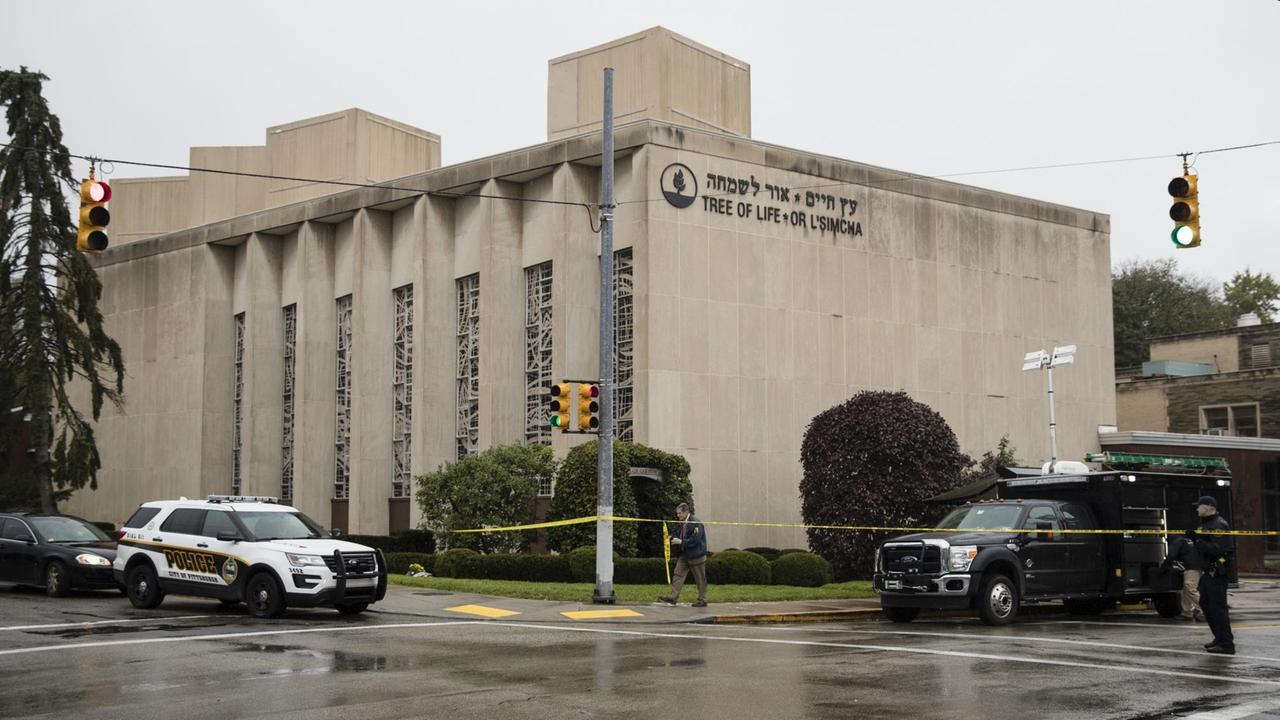 Die Polizei steht vor der Tree of Life Synagoge. Ein 46 Jahre alter Mann hat am Samstag bei einem antisemitisch motivierten Attentat auf die Synagoge elf Menschen getötet.