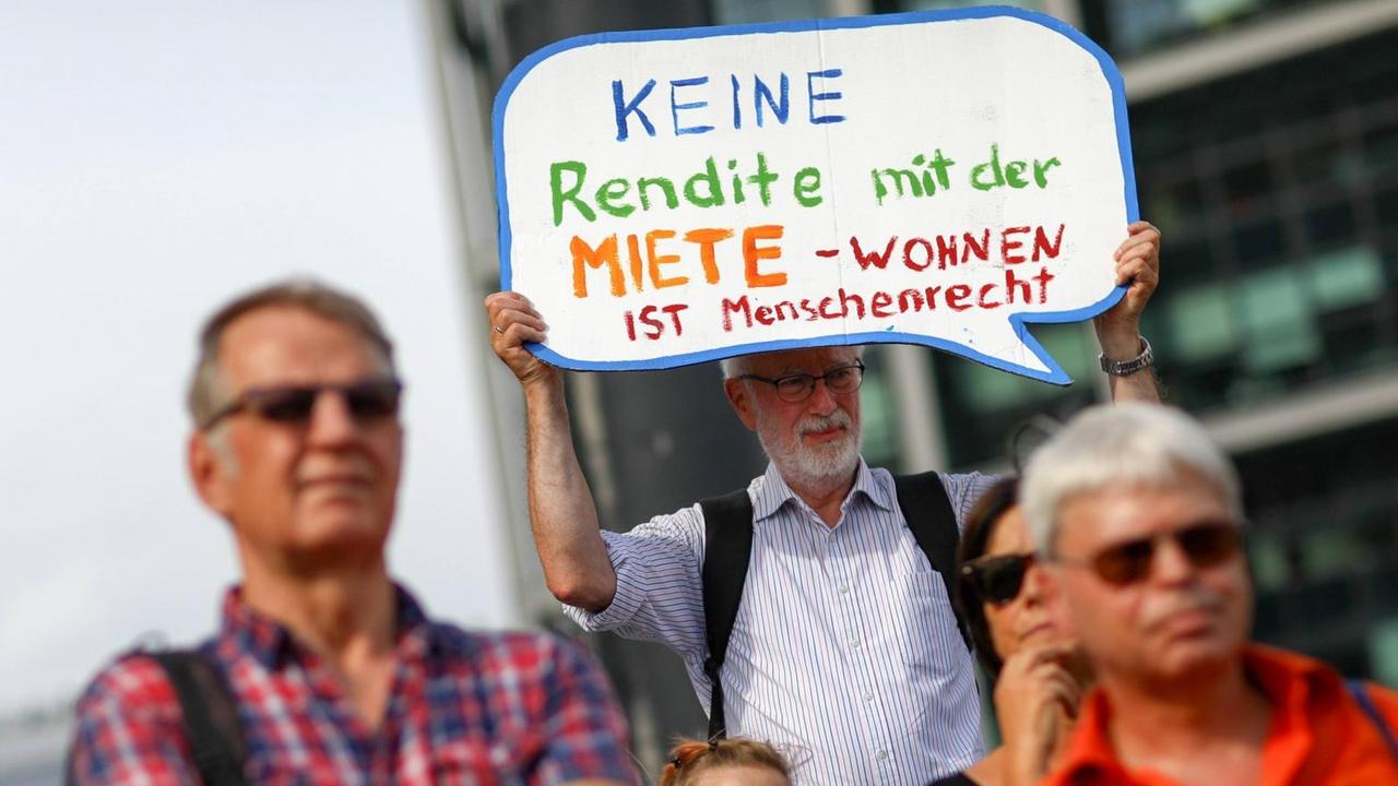 In vielen Städten demonstrieren Menschen gegen knappen Wohnraum