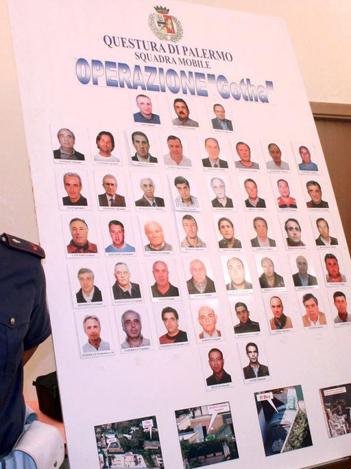 Polizisten präsentieren 2006 insgesamt 52 Mafia-Mitglieder, die im Rahmen der Operation "Ghota" verhaftet