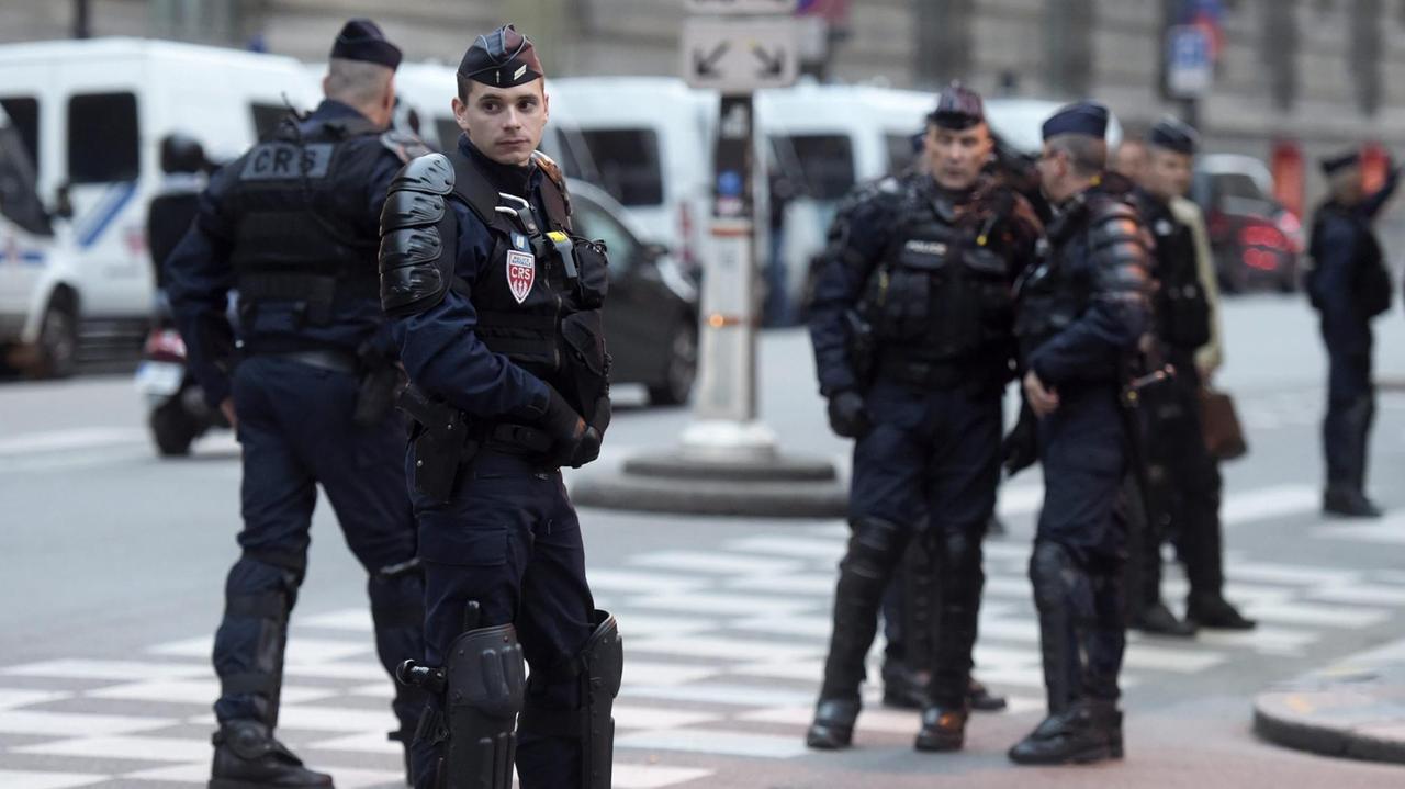 Sicherheitskräfte in Paris am Tag der Präsidentschaftswahl
