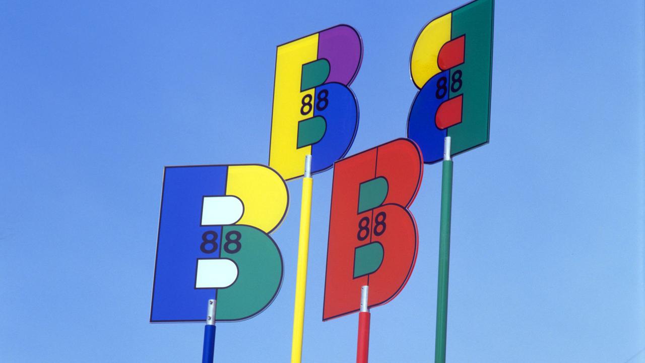 Logos vor der Touristen-Information: West-Berlin war im Jahr 1988 Kulturstadt Europas.