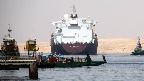 Containerschiff auf dem Sueskanal in Ägypten