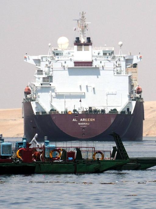 Containerschiff auf dem Sueskanal in Ägypten