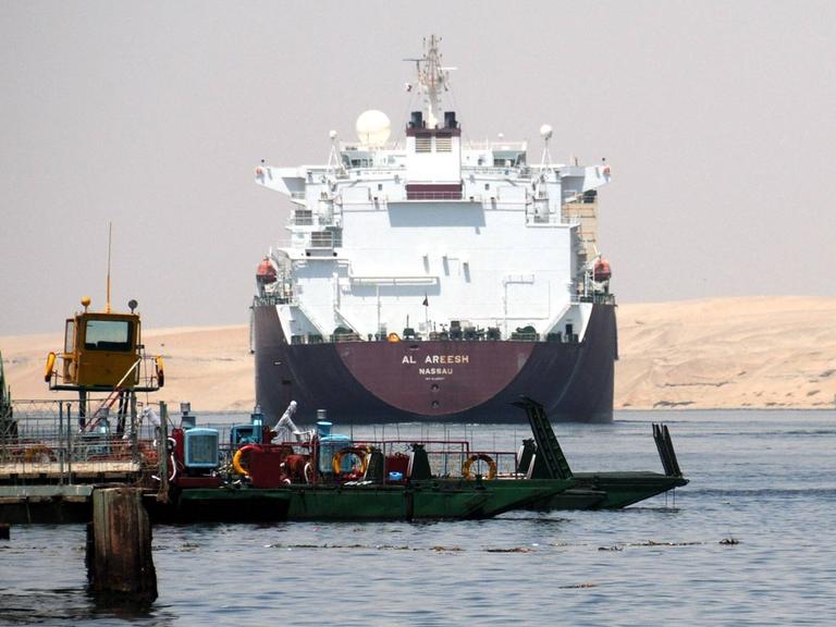 Ein Containerschiff auf dem Sueskanal in Ägypten 