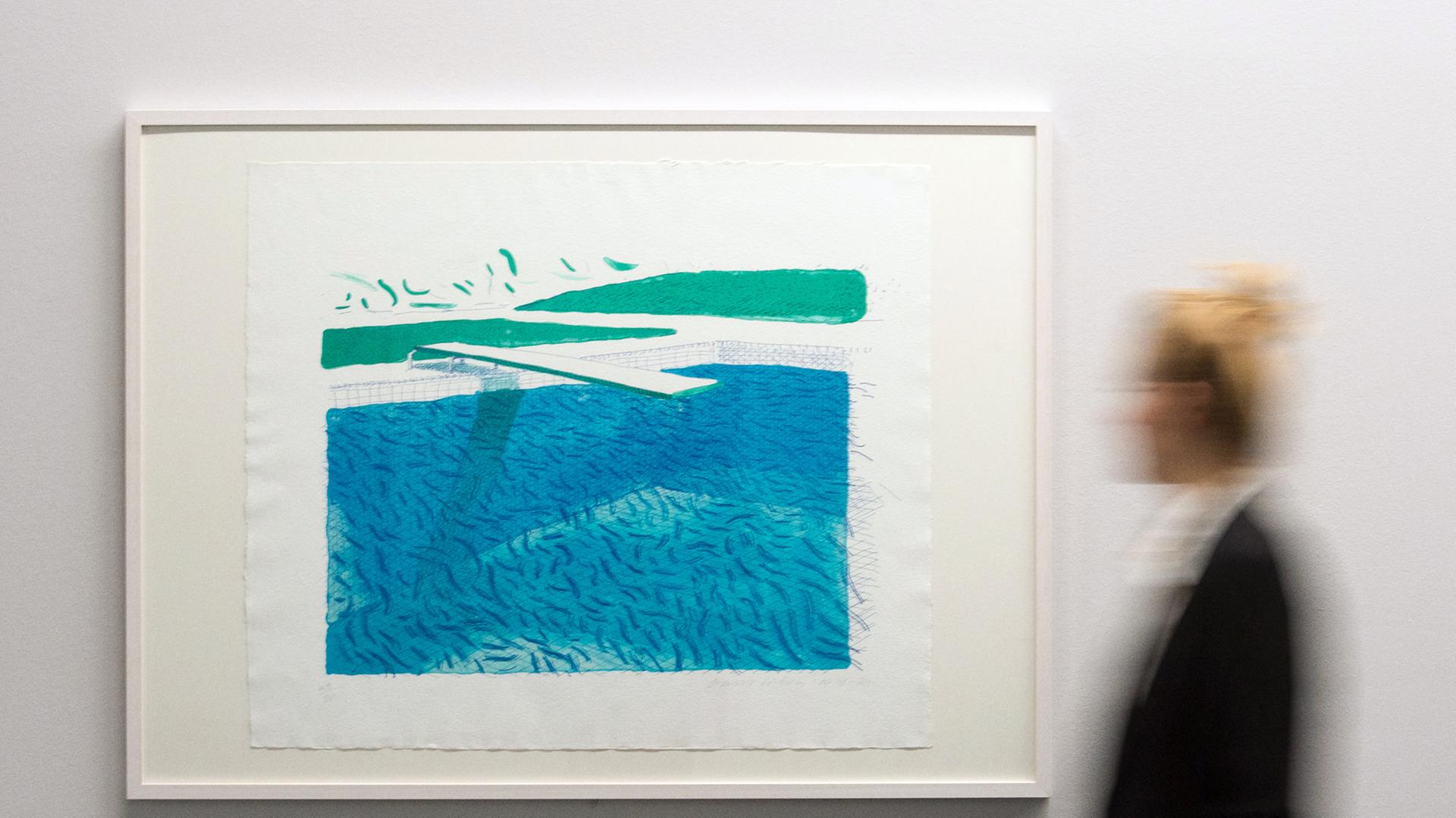 Eine Frau betrachtet das Bild "Lithographic Water Made of Lines, Crayon, an Two Blue Washes" (1978/80) von David Hockney in der Ausstellung "Pop" im Museum Gunzenhauser in Chemnitz.