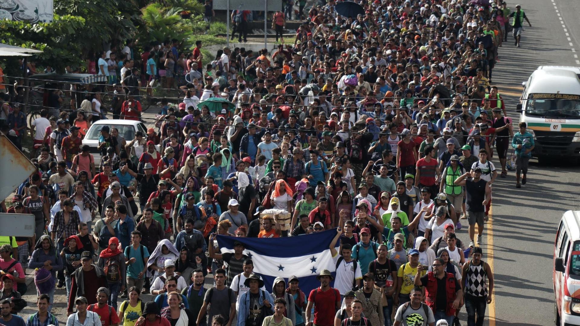 21.10.2018, Mexiko, Ciudad Hidalgo: Mittelamerikanische Migranten marschieren in Richtung USA. Foto: Iván Sánchez/dpa | Verwendung weltweit