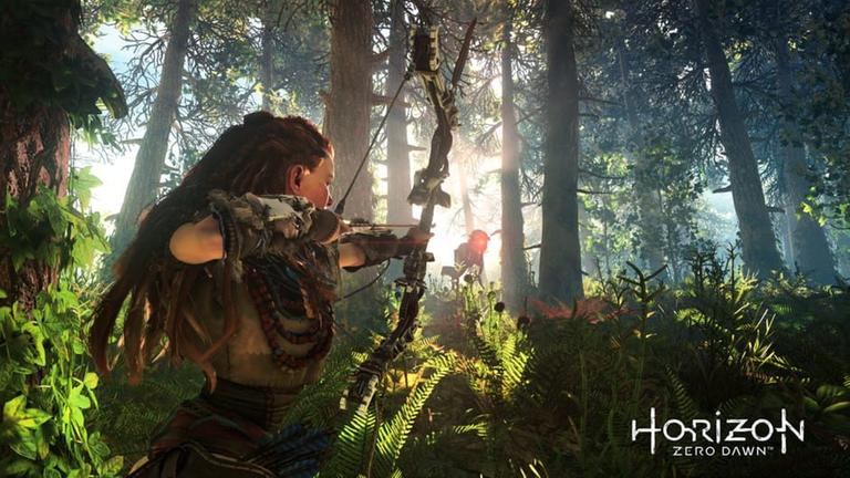 Screenshot aus "Horizon Zero Dawn" - die Helden Aloy legt im Wald mit ihrem Bogen auf ein Maschinenmonster an