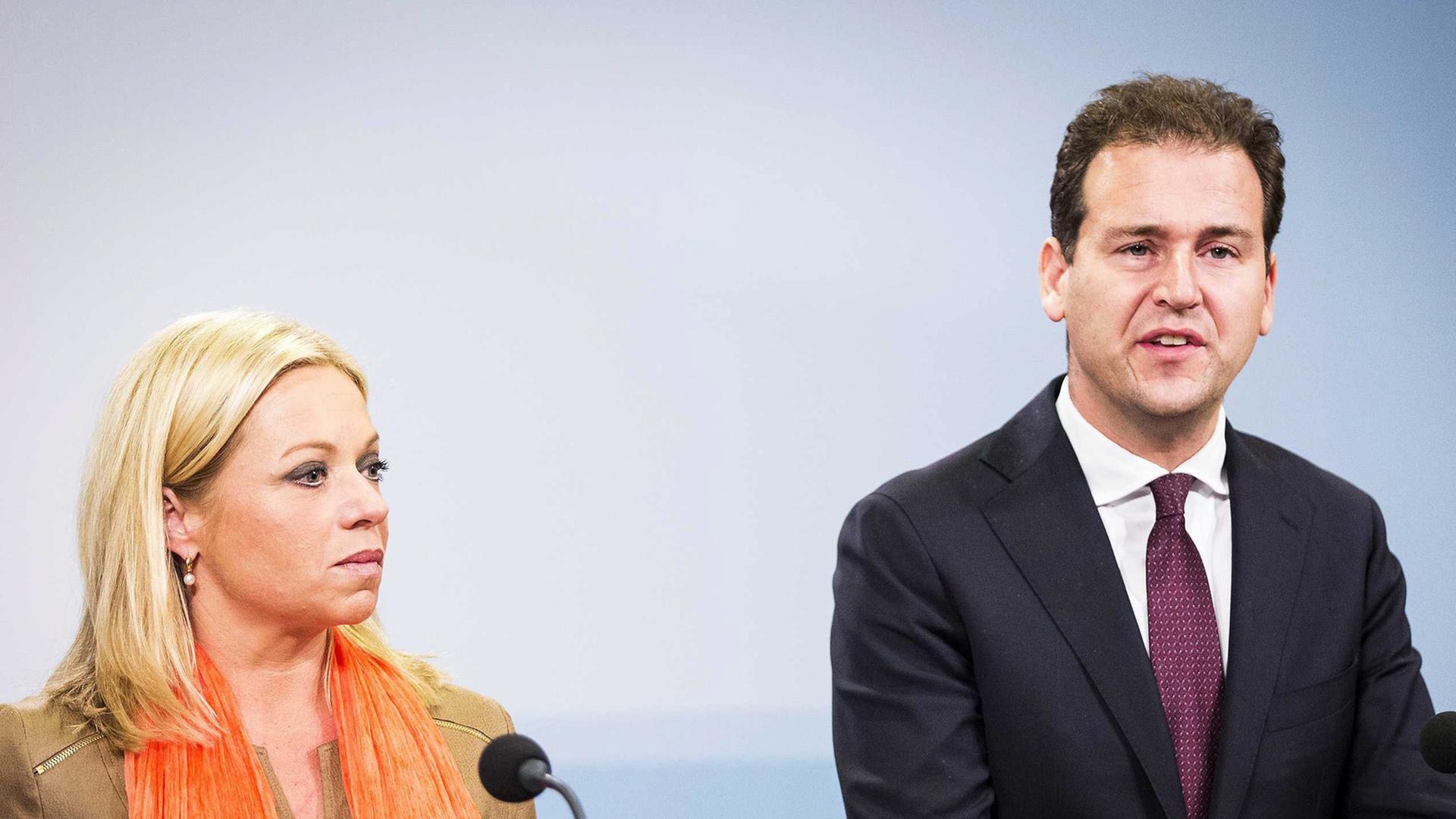 Lodewijk Asscher, Vize-Premierminister der Niederlande und Verteidigungsministerin Jeanine Hennis-Plasschaert verkünden bei einer Pressekonferenz ihr Engagement im Kampf gegen IS