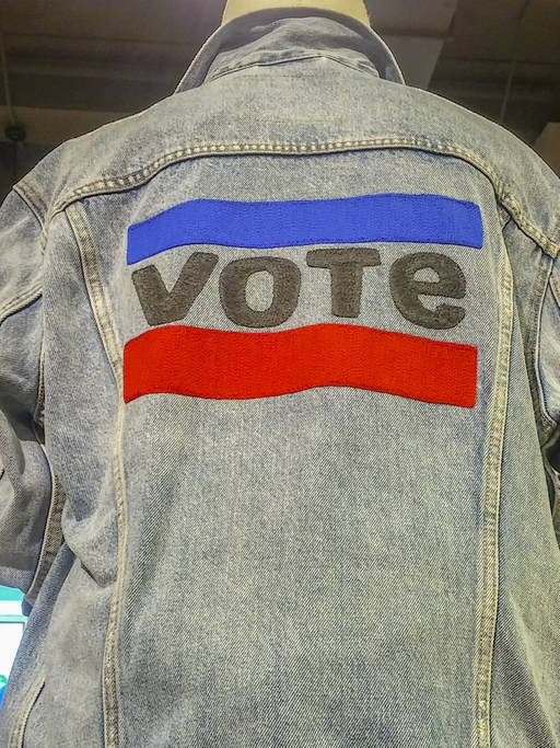 Eine Jeans-Jacke, auf deren Rückseite "Vote" steht.