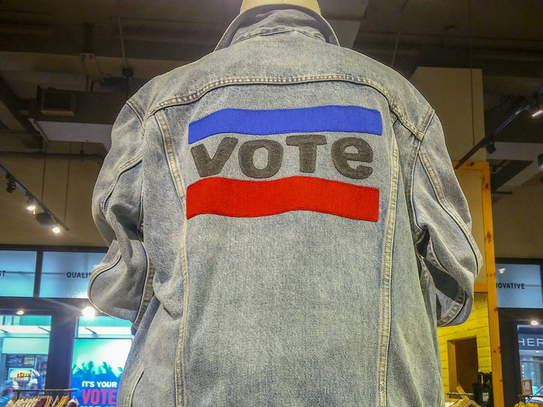 Eine Jeans-Jacke, auf deren Rückseite "Vote" steht.