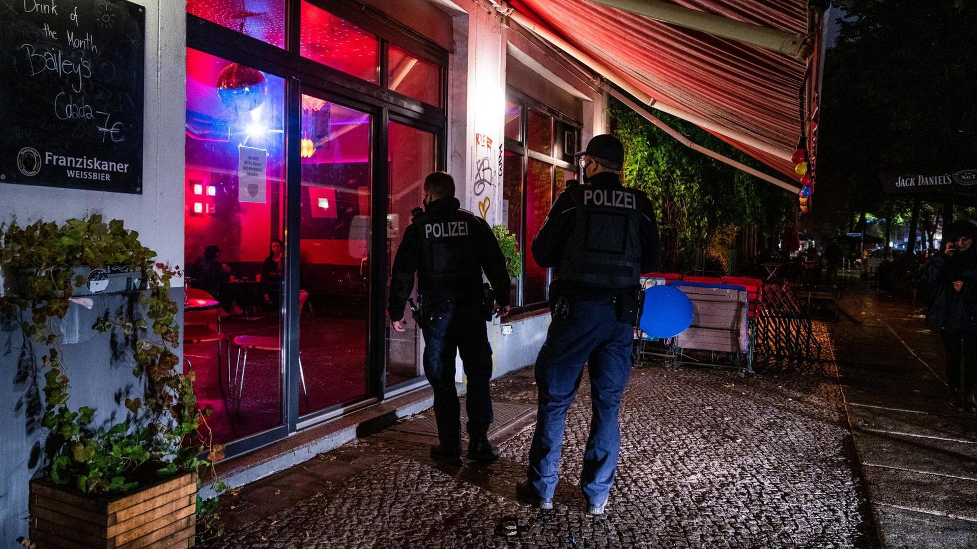 Zwei Polizisten kontrollieren in Berlin die Einhaltung der Sperrstunde. Inzwischen hat das Berliner Verwaltungsgericht die Sperrstunde aber gekippt.