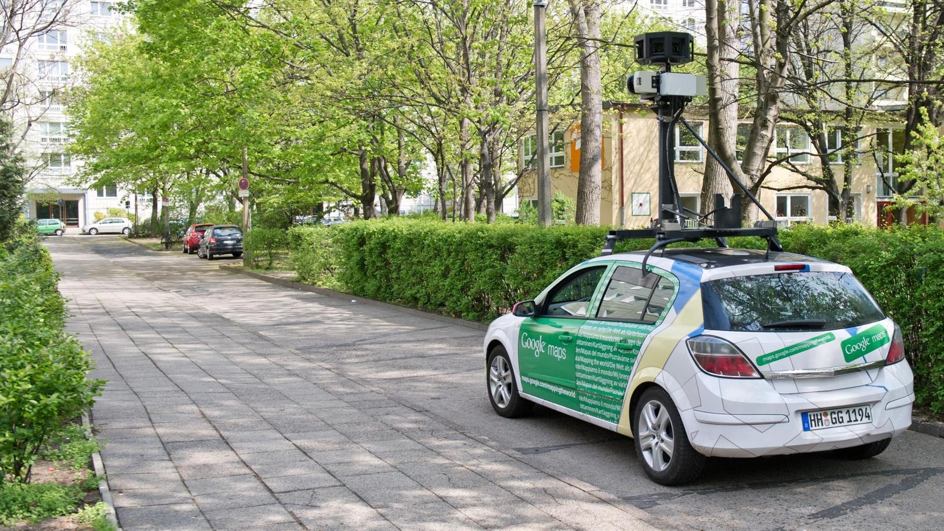 Ein Kameraauto des Internetdiensteanbieters Google fährt am Dienstag (19.04.2011) durch Berlin. Ein Kameraauto des Internetdiensteanbieters Google fährt am Dienstag (19.04.2011) durch Berlin.