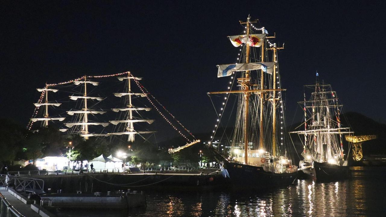 Große Segelboote liegen während des "Japan Tall Ships Festivals" im Hafen von Nagasaki