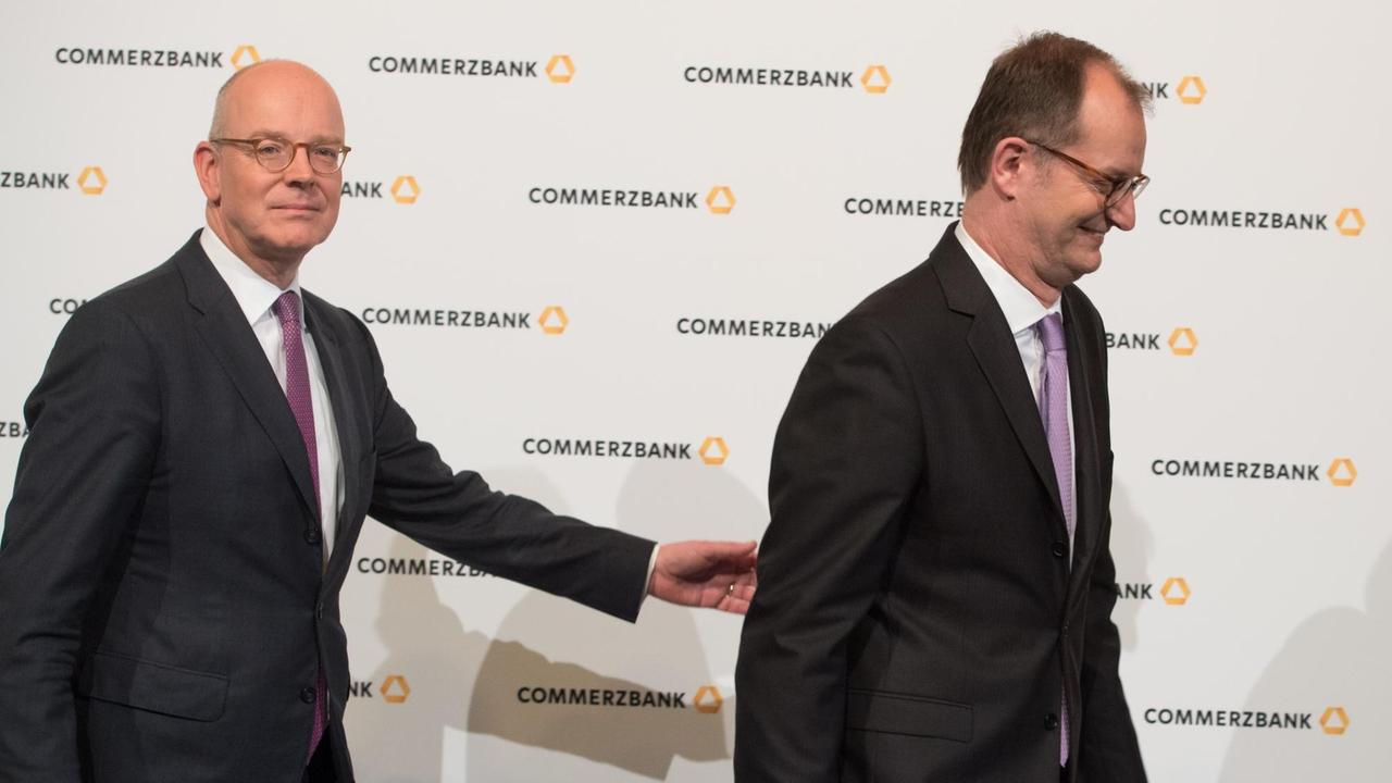 Martin Blessing (l), scheidender Vorstandsvorsitzender der Commerzbank AG, begleitet seinen Nachfolger Martin Zielke am 20.04.2016 nach einem Fototermin am Rande der Hauptversammlung der Commerzbank in Frankfurt am Main (Hessen). 