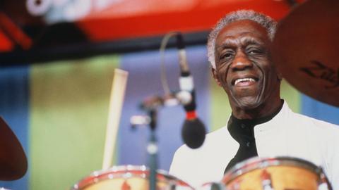 Der amerikanische Jazz-Schlagzeuger Art Blakey (1919-1990) während eines Auftritts.