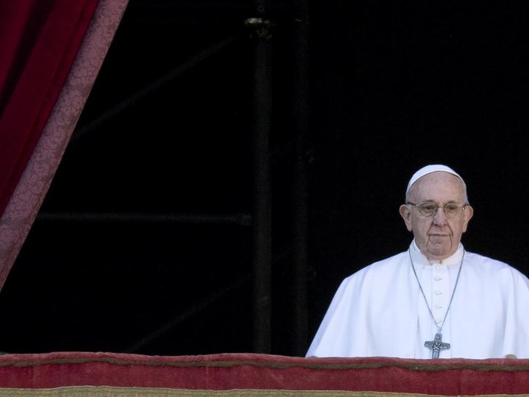 Papst Franziskus erteilt am ersten Weihnachtstag den traditionellen Segen "Urbi et Orbi".