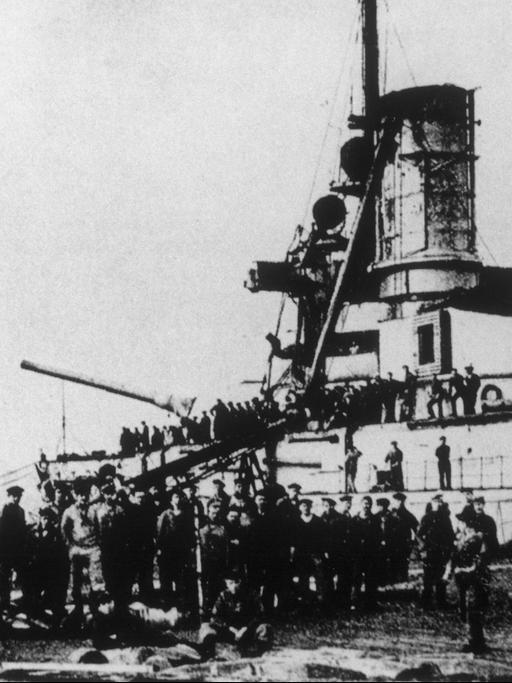 Die deutsche Marine verweigert das Auslaufen. Soldaten/Matrosen vor einem Kriegsschiff.