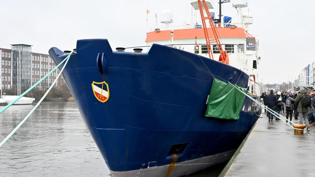 Das Rettungsschiff "Sea-Watch 4" liegt in Kiel bei der Taufzeremonie im Hafen. Das Bündnis "United4Rescue" und die Organisation Sea-Watch haben die ehemalige "Polarstern" gekauft, um sie künftig als Rettungsschiff im Mittelmeer einzusetzen. 