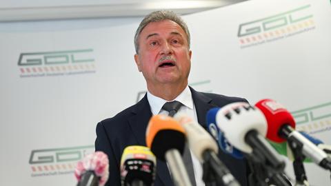 Claus Weselsky, Vorsitzender der Gewerkschaft Deutscher Lokomotivführer (GDL), spricht während einer Pressekonferenz in der GDL-Hauptgeschäftsstelle. Bei der Urabstimmung haben sich 95 Prozent der teilnehmenden Mitglieder für einen Streik ausgesprochen.
