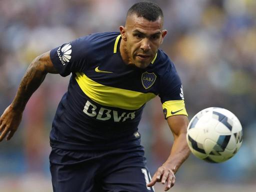 Boca Juniors Carlos Tevez in action during the Argentinian League match between Boca Juniors and Colon de Santa Fe at La Bombonera stadium in Buenos Aires, Argentina, 18 December 2016. EFE/David Fernandez BOCA JUNIORS VS COLON !ACHTUNG: NUR REDAKTIONELLE NUTZUNG! PUBLICATIONxINxGERxSUIxAUTxONLY BAS001 20161218-636176992994550790 Boca Juniors Carlos Tevez in Action during The Argentinian League Match between Boca Juniors and Colon de Santa Fe AT La Bombonera Stage in Buenos Aires Argentina 18 December 2016 Efe David Fernandez Boca Juniors vs Colon ATTENTION only editorial Use PUBLICATIONxINxGERxSUIxAUTxONLY BAS001