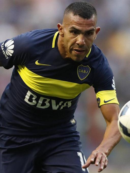 Boca Juniors Carlos Tevez in action during the Argentinian League match between Boca Juniors and Colon de Santa Fe at La Bombonera stadium in Buenos Aires, Argentina, 18 December 2016. EFE/David Fernandez BOCA JUNIORS VS COLON !ACHTUNG: NUR REDAKTIONELLE NUTZUNG! PUBLICATIONxINxGERxSUIxAUTxONLY BAS001 20161218-636176992994550790 Boca Juniors Carlos Tevez in Action during The Argentinian League Match between Boca Juniors and Colon de Santa Fe AT La Bombonera Stage in Buenos Aires Argentina 18 December 2016 Efe David Fernandez Boca Juniors vs Colon ATTENTION only editorial Use PUBLICATIONxINxGERxSUIxAUTxONLY BAS001