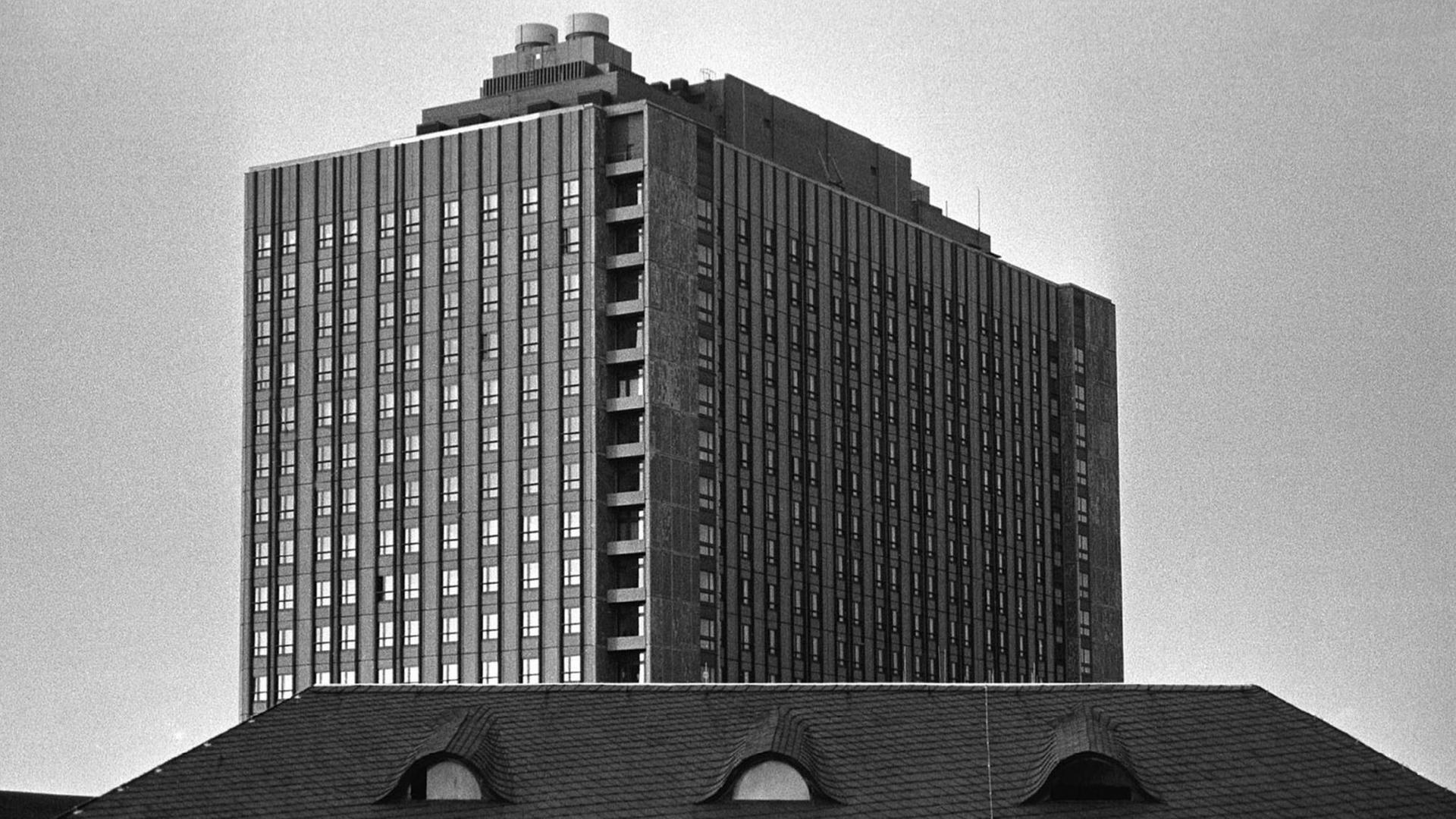 Die Berliner Charité, 1987. Im Vordergrund das Dach des Altbaus, im Hintergrund der Neubau vom September 1987.