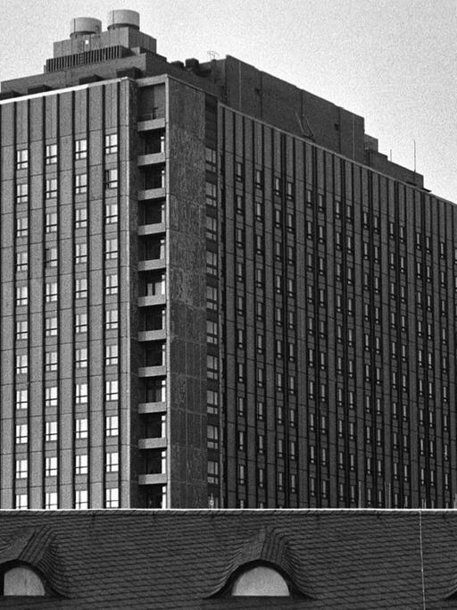 Die Berliner Charité, 1987. Im Vordergrund das Dach des Altbaus, im Hintergrund der Neubau vom September 1987.