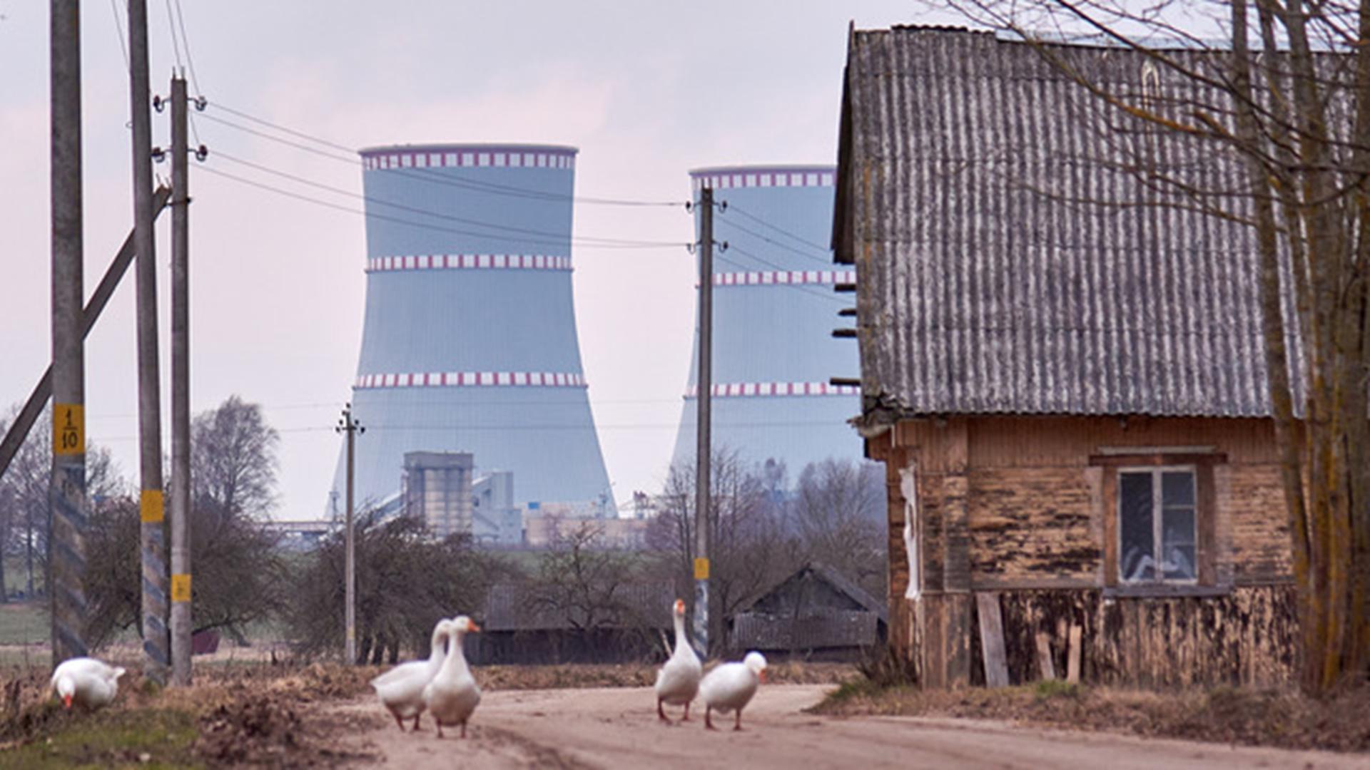 Das Belarussische AKW, das erste Atomkraftwerk in Belarus. Der Start ist für Juli 2020 geplant. Davor spazieren Gänse. Das Belarussische AKW, das erste Atomkraftwerk in Belarus. Der Start ist für Juli 2020 geplant. Davor spazieren Gänse.