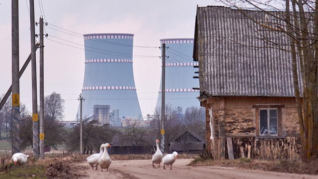 Das Belarussische AKW, das erste Atomkraftwerk in Belarus. Der Start ist für Juli 2020 geplant. Davor spazieren Gänse.