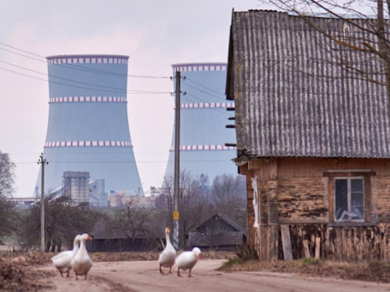 Das Belarussische AKW, das erste Atomkraftwerk in Belarus. Der Start ist für Juli 2020 geplant. Davor spazieren Gänse.