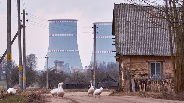 Das Belarussische AKW, das erste Atomkraftwerk in Belarus. Der Start ist für Juli 2020 geplant. Davor spazieren Gänse. Das Belarussische AKW, das erste Atomkraftwerk in Belarus. Der Start ist für Juli 2020 geplant. Davor spazieren Gänse.