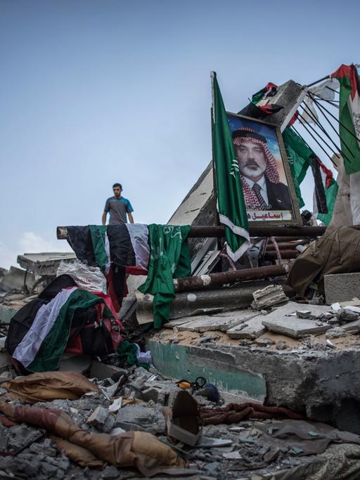 Ein Bild des Hamas-Führers Ismail Hanija steht zwischen den Trümmern seines von israelischen Raketen zerstörten Hauses.