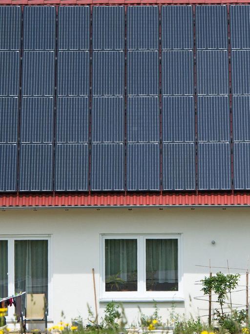 Ein Wohnhaus mit Solardach steht am 05.06.2013 in einer Wohnsiedlung in Mössingen (Baden-Württemberg).