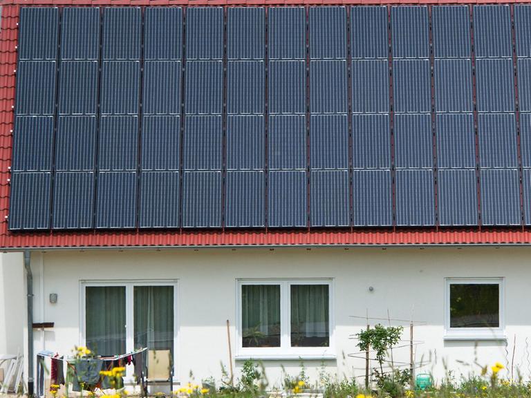 Ein Wohnhaus mit Solardach steht am 05.06.2013 in einer Wohnsiedlung in Mössingen (Baden-Württemberg).