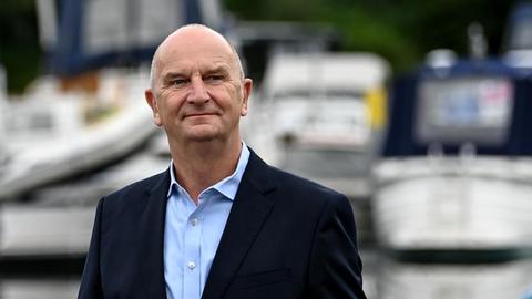 Brandenburgs Ministerpräsident Dietmar Woidke (SPD) stehtan einem Hafen