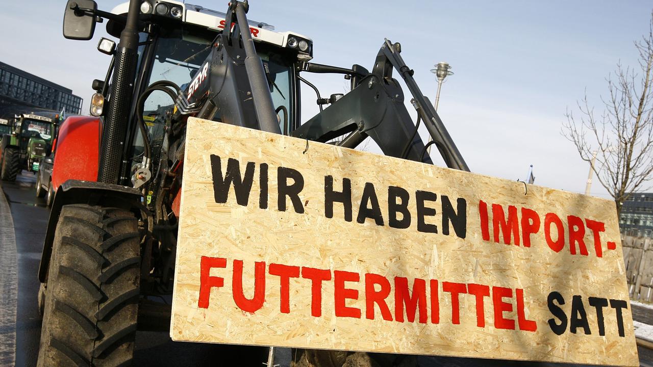 Ein Schild mit der Aufschrift "Wir haben Import-Futtermittel satt"