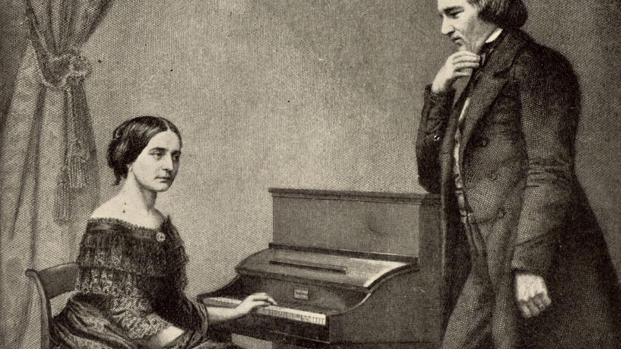 Zeichnung nach einer Fotografie von Robert Schumann und seiner Frau Clara Schumann. Sie sitzt am Klavier und er steht daneben und stützt sich auf das Instrument.