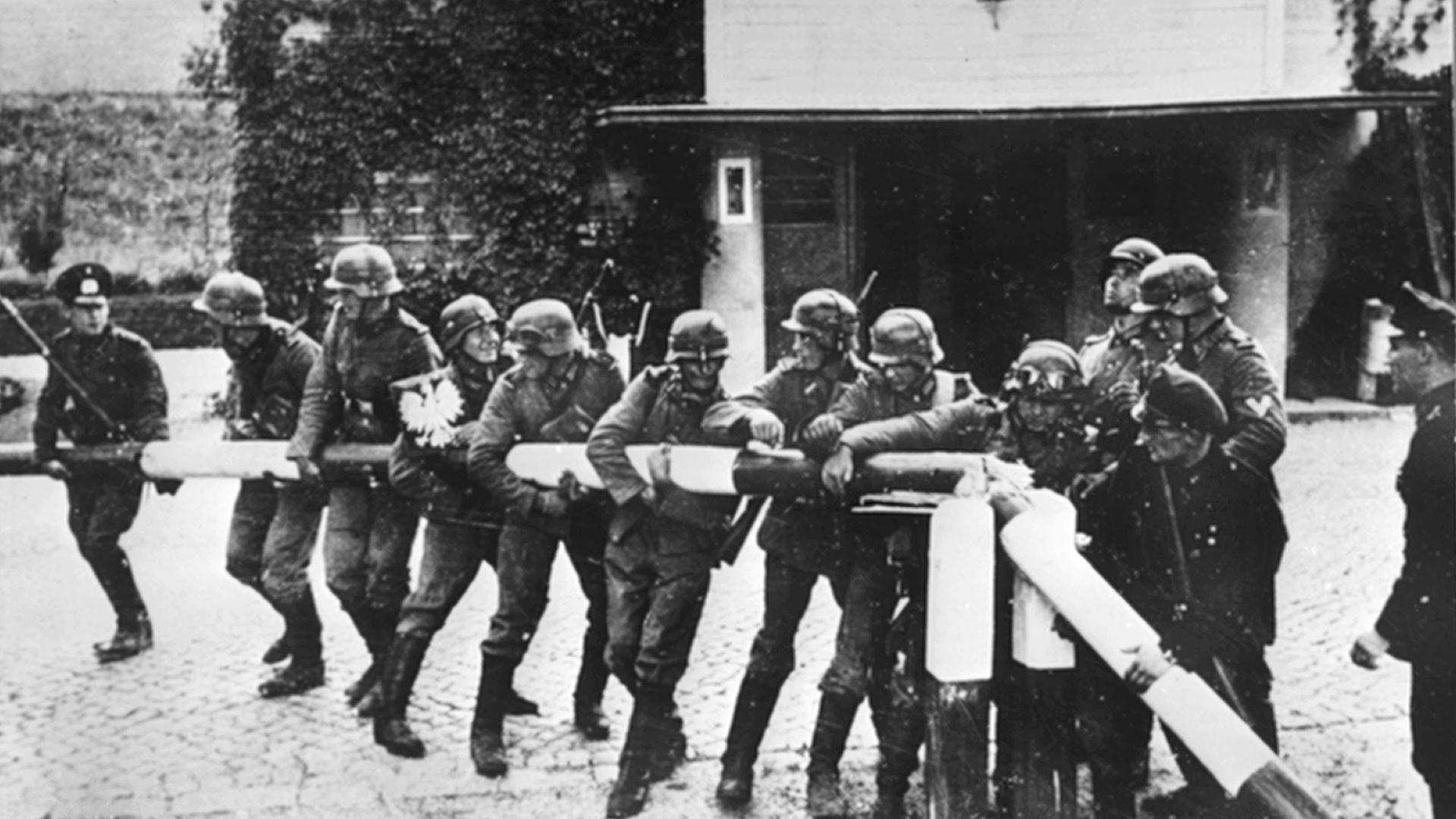 Beim Einmarsch deutscher Truppen in Polen am 01.09.1939 reißen Soldaten der deutschen Wehrmacht einen rot-weißen Schlagbaum an der deutsch-polnischen Grenze nieder.