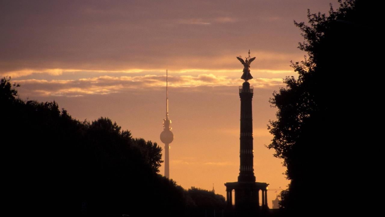 Fernsehturm und Siegessäule – zwei Wahrzeichen Berlins im Licht der untergehenden Sonne.
