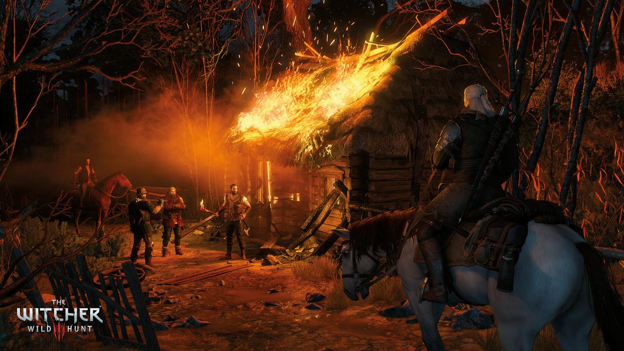 Screenshot aus "The Witcher III - Wild Hunt" - der Held sitzt bei Nacht auf seinem Pferd und stört einige Brandstifter, die dabei sind, eine Hütte anzuzünden