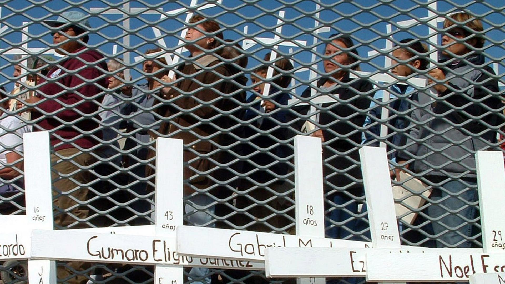November 2004: Verwandte gedenken an Flüchtlinge, die an der Grenze zwischen den USA und Mexiko gestorben sind.
