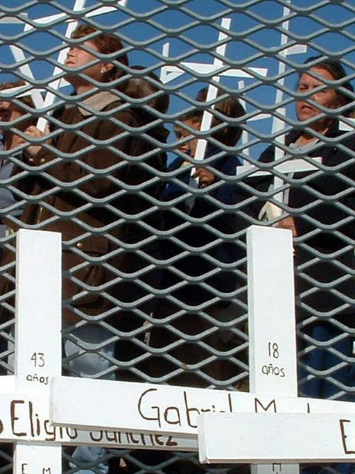 November 2004: Verwandte gedenken an Flüchtlinge, die an der Grenze zwischen den USA und Mexiko gestorben sind.