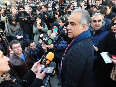Der armenische Oppositionspolitiker Raffi Hovhannesyan gibt auf dem Freiheitsplatz in Eriwan eine Pressekonferenz.