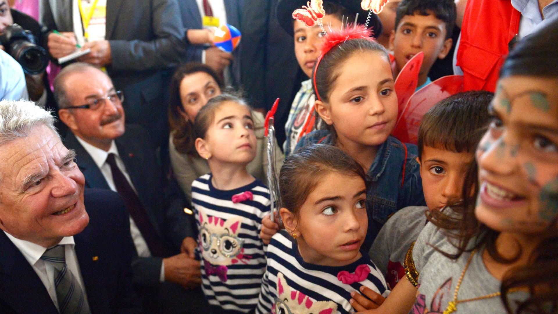 Bundespräsident Joachim Gauck besucht am 27.04.2014 im Flüchtlingslager in Kahramanmaras (Türkei) und spricht mit Kindern, die in dem Lager wohnen.