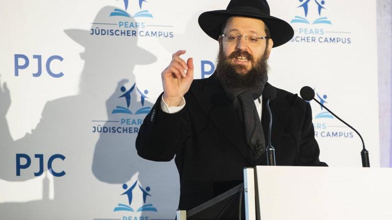 Rabbiner Jehuda Teichtal hält eine Rede.