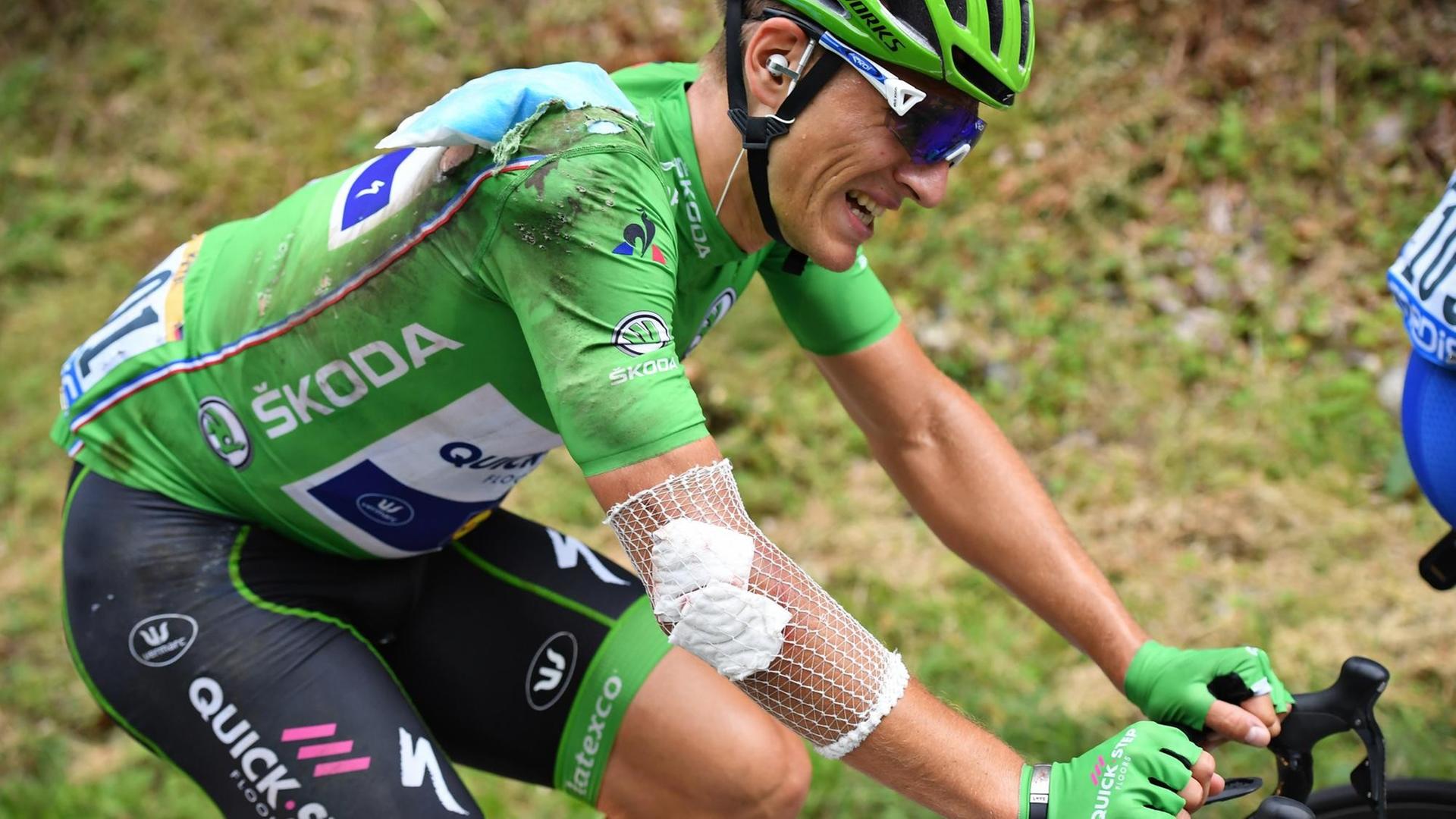 Der deutsche Radfahrer Marcel Kittel fährt nach seinem Sturz bei der Tour de France ersz einmal weiter. Sein Gesicht ist schmerzverzerrt und sein Ellenbogen bandagiert.